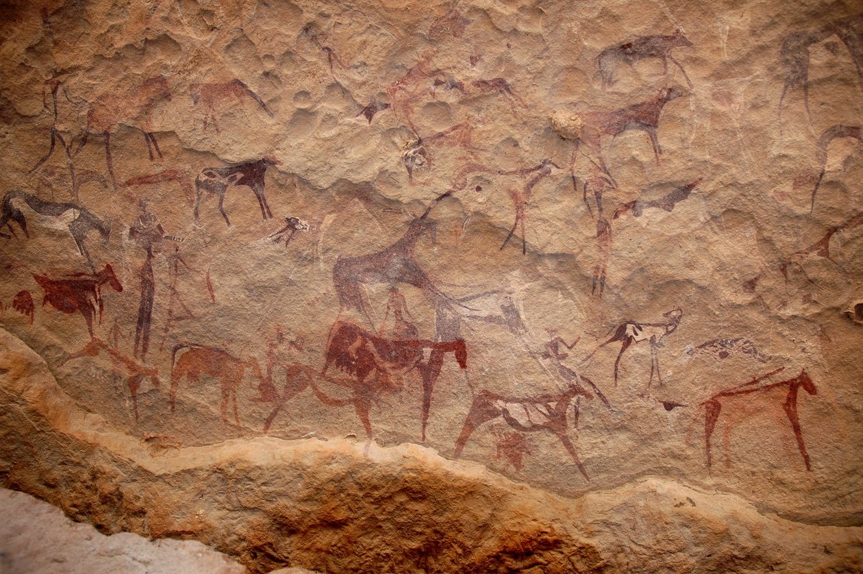 Bergkunst, forhistorie: Bergmaleri av en gruppe storfe og polykrome karakterer (hyrder og bueskyttere) i et utsmykket ly, i Uweinat-massivet, Sudan. Periode fra 8000 til 3000 år f.Kr. Fotografering av Unbekannt
