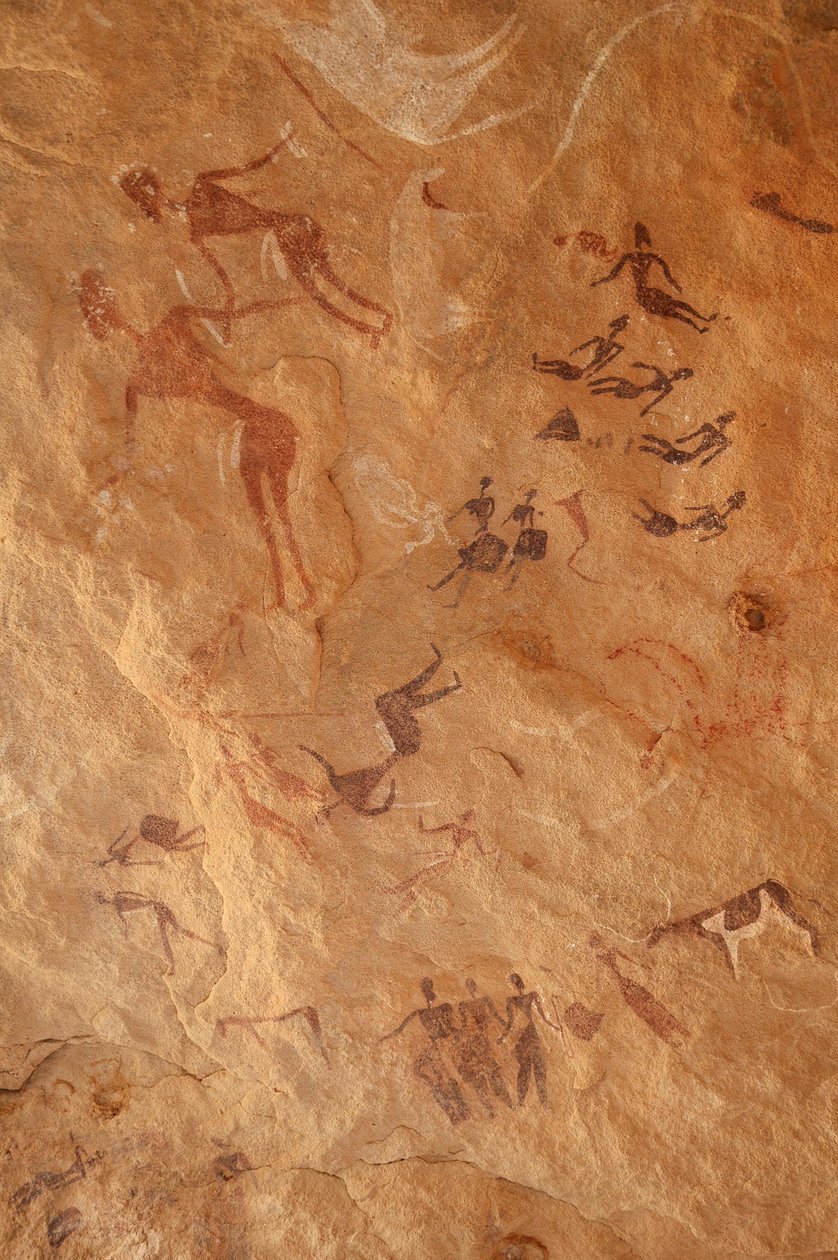Bergkunst, forhistorie: Steinmaleri av et stort sett med figurer og storfe i et utsmykket ly, i Uweinat-massivet, Egypt. (Periode fra 8000 til 3000 år f.Kr.). Fotografering av Unbekannt
