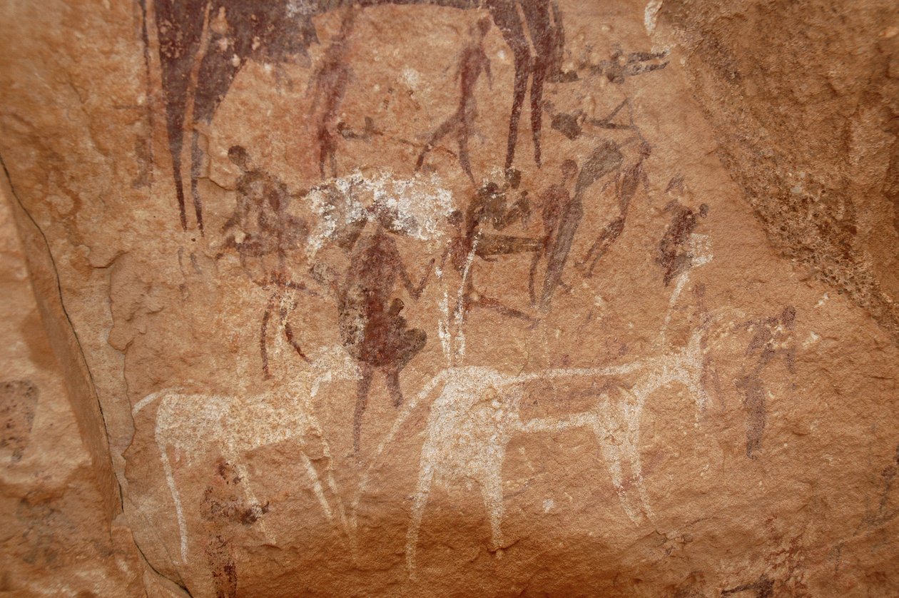 Bergkunst, forhistorie: Steinmaleri av karakterer og kuer i et utsmykket ly i Uweinat-massivet, Sudan (Karkur-Talh eller Karkur Talh). Periode fra 8000 til 3000 år f.Kr. Fotografering av Unbekannt