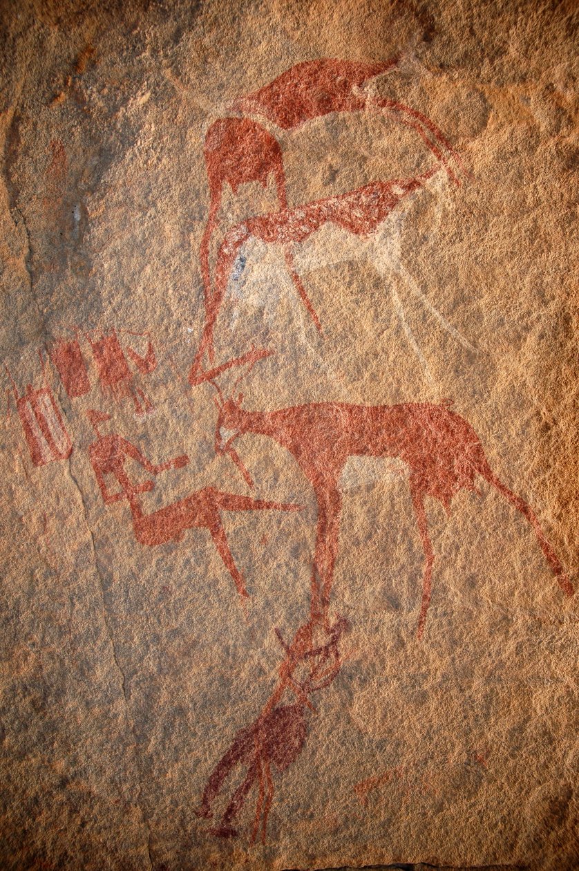 Bergkunst, forhistorie: Steinmaleri av karakterer, storfe og "guerbas" (skinn) i et utsmykket ly, i Uweinat-massivet, Sudan. Periode fra 8000 til 3000 år f.Kr. Fotografering av Unbekannt
