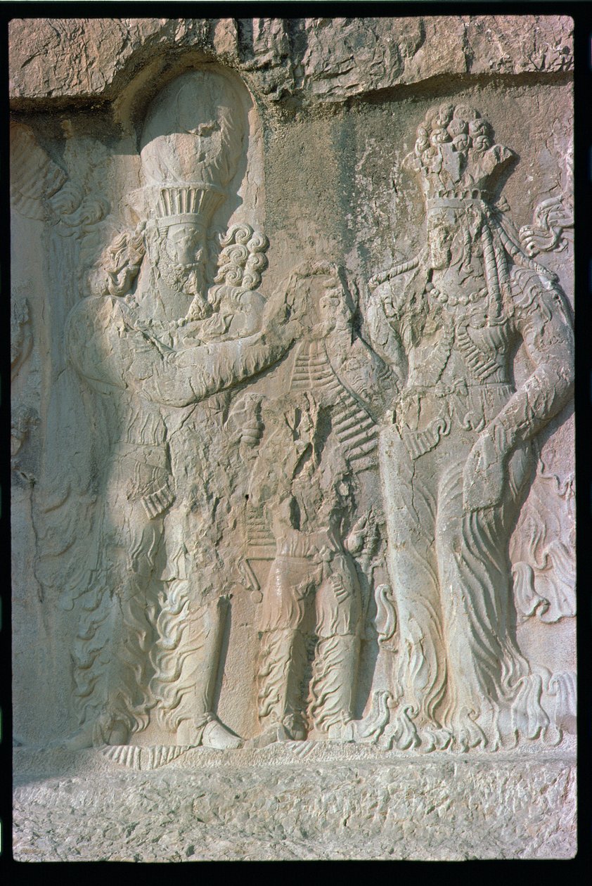 Bergrelieff som skildrer Investiture of Narash, Sassanian (kalkstein) av Unbekannt