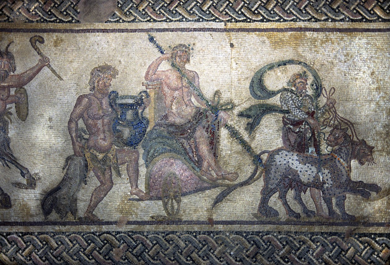 Romersk kunst: Dionysos triumf (Bacchus, Bacco). Guden klatret på en tank i midten. Den har på seg en laurbærkrans og holder en thyrse (lanse omgitt av eføy med en kongle i enden). To pantere rykker frem foran ham. Bak tanken, en av Unbekannt