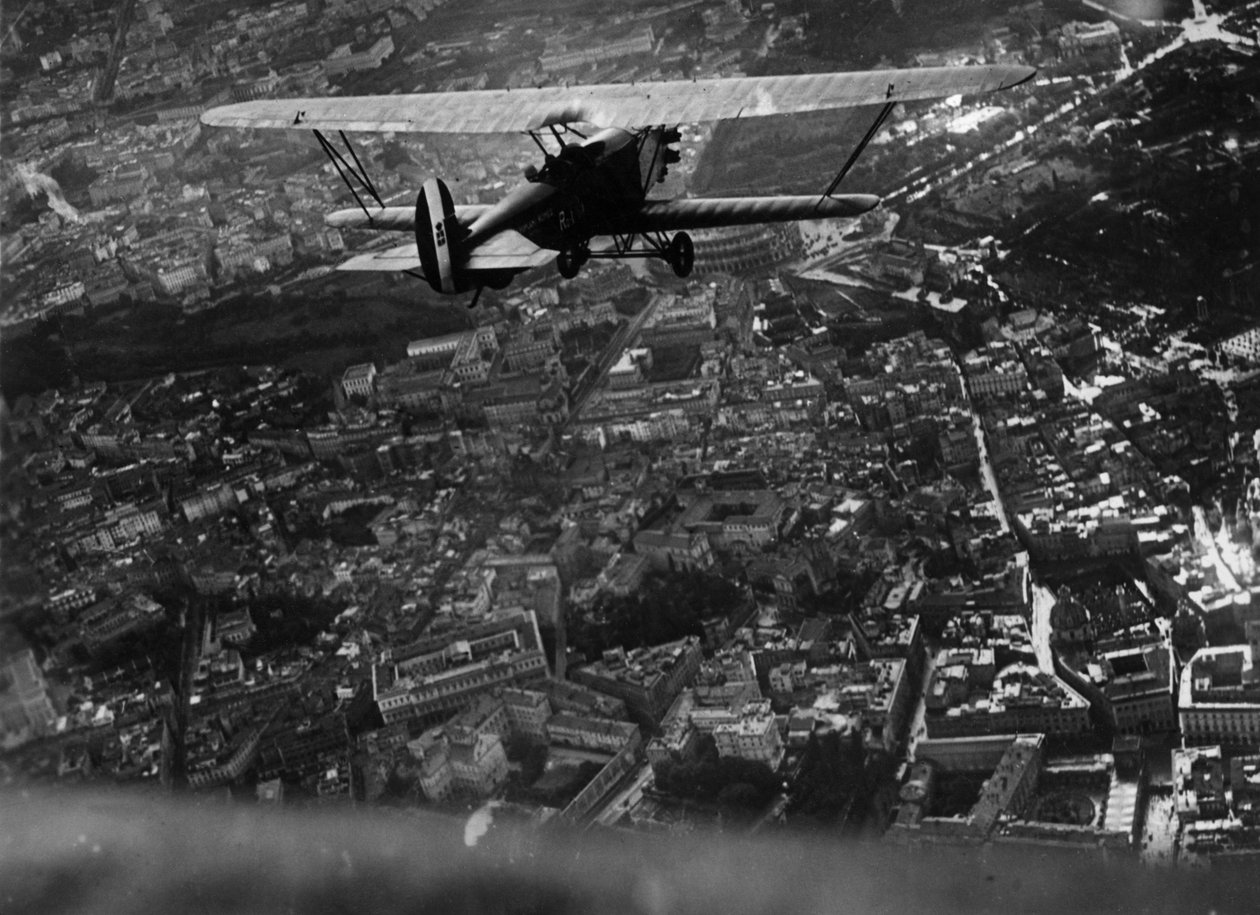 Roma (Italia), ca. 1930: Italiens luftfartsminister Italo Balbo (1896-1940) flyr over byen ombord på en "Ro1"-biplan under luftdemonstrasjonen som ble gitt for innvielsen av Salon du Tourisme - Roma, Italia, ca. 1930: Italias luftfartsminister, I av William M. Timlin