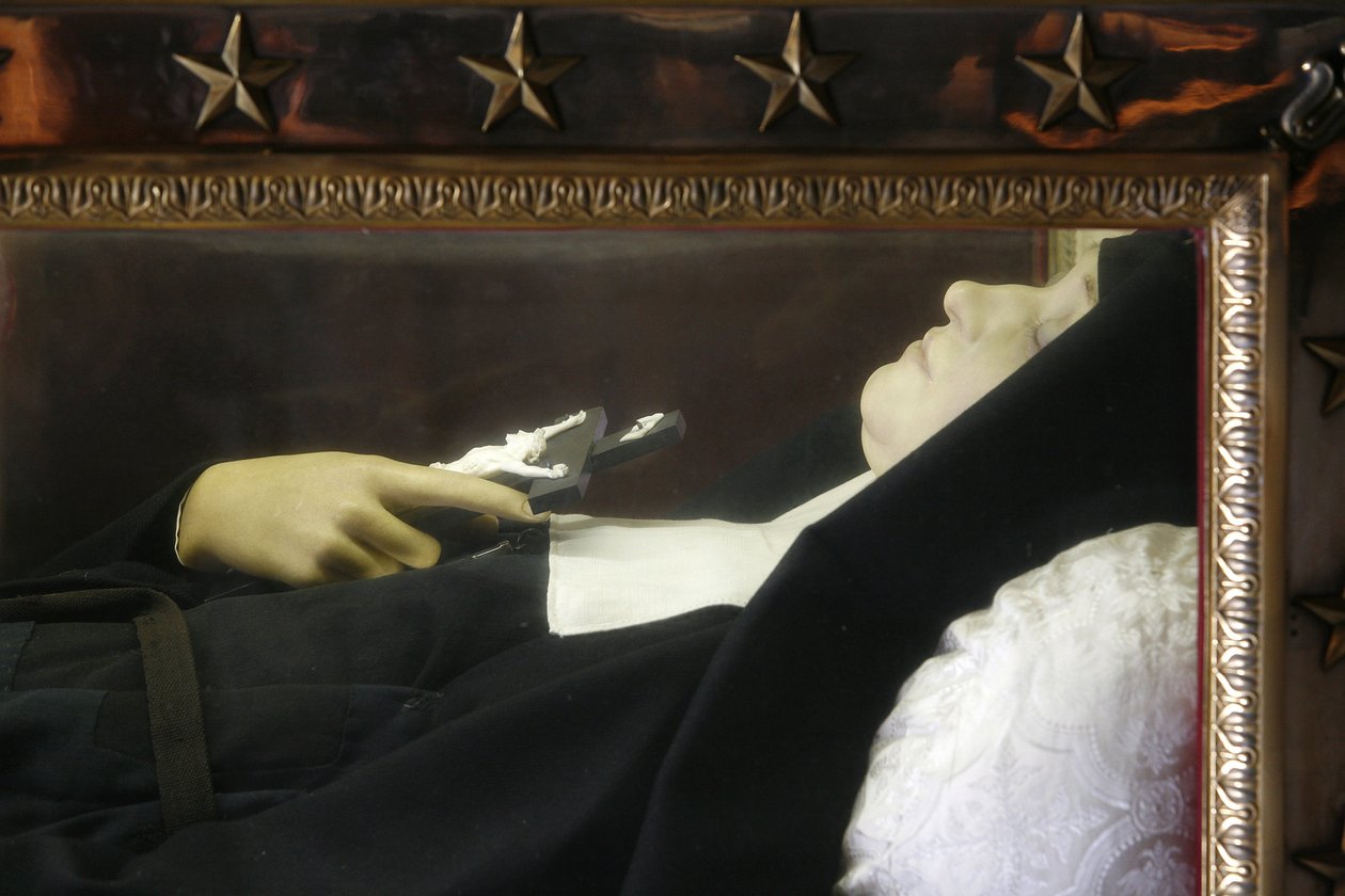 Sainte-Jeanne de Chantal liggende figur i Visitation-basilikaen, Annecy, Frankrike av Unbekannt