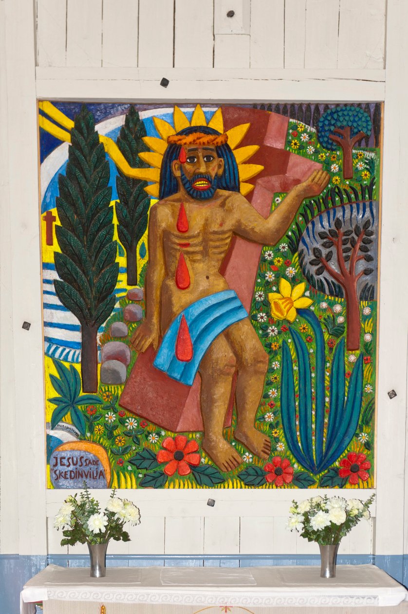 samisk kunst; Jesus Kristus; fargerik treskjæring; Samisk-kristen altertavle designet av kunstner Bror Hjort i trekirken Jukkasjaervi; Lappland; Norrbottens län; Sverige; Skandinavia; Europa av Unbekannt