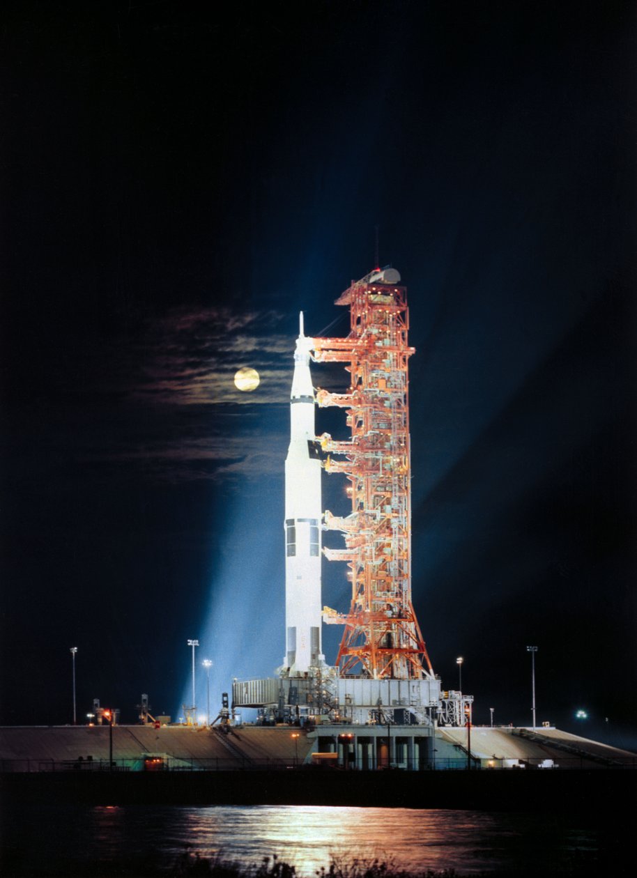 Søkelys lyser opp denne nattscenen ved Pad A, Launch Complex 39, Kennedy Space Center, Florida, og viser romfartøyet Apollo 17 (Spacecraft 114/Lunar Module 12/Saturn 512) under forberedelser før utskyting av Unbekannt