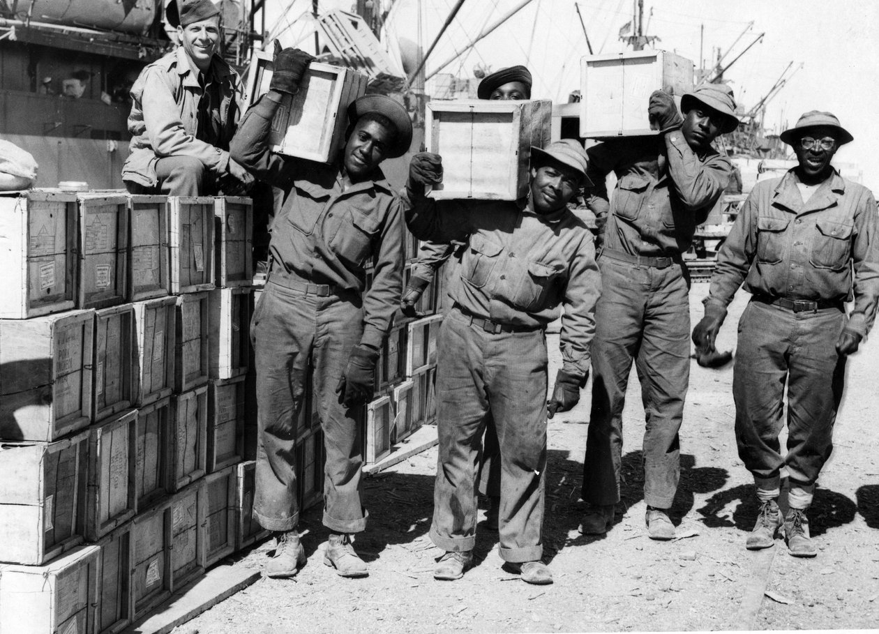 Andre verdenskrig (1939-1945) - Midtøsten april 1943: I en havn laster medlemmer av en havnebataljon av den amerikanske hæren fra afroamerikanere av militærutstyr. av Unbekannt