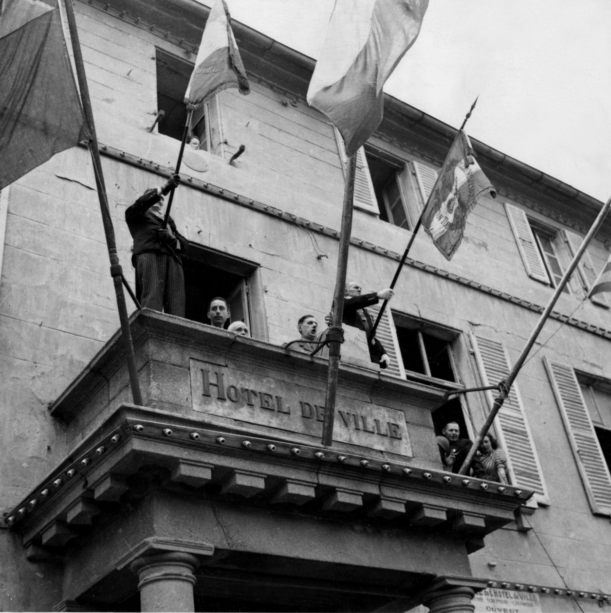 Andre verdenskrig (1939-1945) - Andre verdenskrig (WWII eller WW2): Cherbourg (Manche) Frankrike 20. august 1944: Under sitt besøk henvender general De Gaulle (president for Comite de Liberation Nationale) balkongen til Hotel de Ville aux Cherbourgeois. av Unbekannt