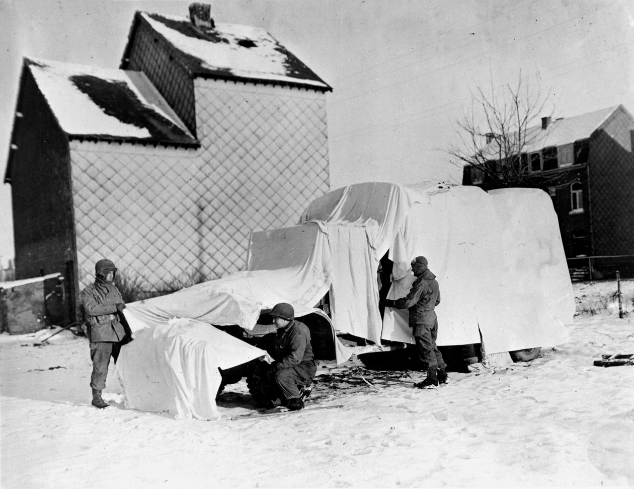 Andre verdenskrig (1939-1945) - Andre verdenskrig (2 eller andre verdenskrig): Nær Bastogne (Belgia) i slutten av desember 1944: Disse amerikanske soldatene bruker hvite laken for å skjule en lastebil i fiendens øyne av Unbekannt