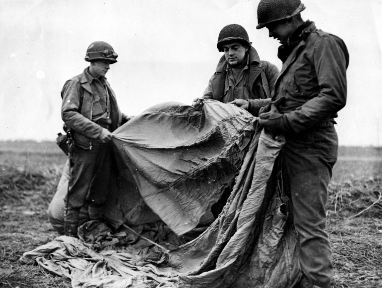 Andre verdenskrig (1939-1945) - Andre verdenskrig (2 eller andre verdenskrig): Nær Kornelmunster (Tyskland) 17. desember 1944: Infanterister fra den 1. amerikanske hæren undersøker en tysk fallskjerm som ble brukt natten før dagen for operasjonsvaktens for av Unbekannt