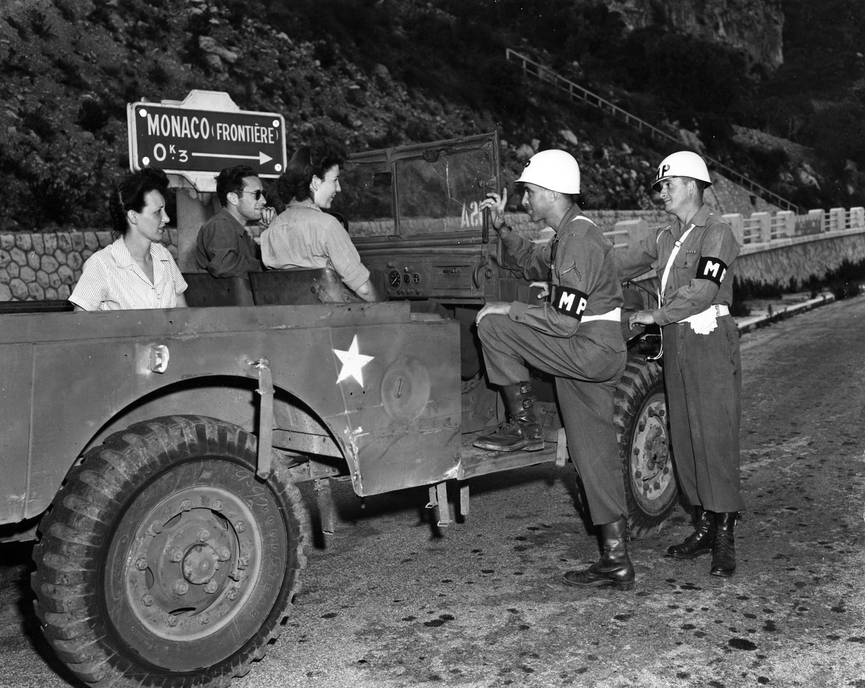 Andre verdenskrig (1939-1945) - Andre verdenskrig (2 eller andre verdenskrig): Nær Monaco French Riviera 30. juni 1945: To Wacs på permisjon og gjester fra US Riviera Recreational Area (USRRA) diskuterer med to amerikanske militærpolitioffiserer stasjonert av Unbekannt