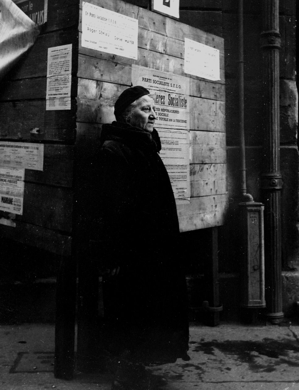 Andre verdenskrig (1939-1945) - Andre verdenskrig (2. verdenskrig eller 2. verdenskrig): Paris (Frankrike) 29. april 1945: En parisisk kvinne aldret foran valgpanelene under kommunevalget. Ved CFLNs vedtak av 21. april 1944 kunne franske kvinner stemme for av Unbekannt