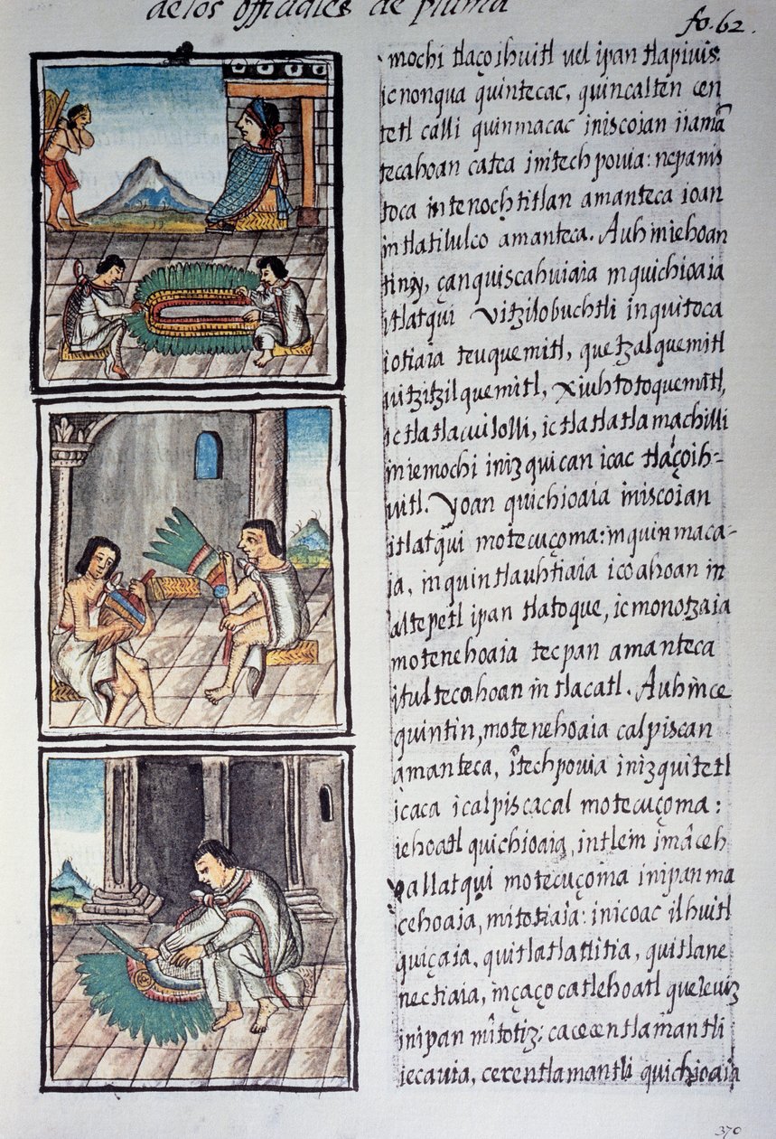 Sett med utsmykninger og keiseres fjærhodeplagg, side fra Florentine Codex, tospråklig versjon på spansk og Nahuatl, General History of Things of New Spain, av den spanske misjonæren Fray Bernardino de Sahagun. Aztekisk sivilisasjon av William M. Timlin