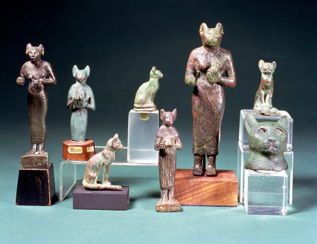Flere statuetter av kattegudinnen Bast og kattefigurer som representerer den samme gudinnen, egyptisk, sen periode, ca. 664-300 f.Kr. (bronse) av Unbekannt