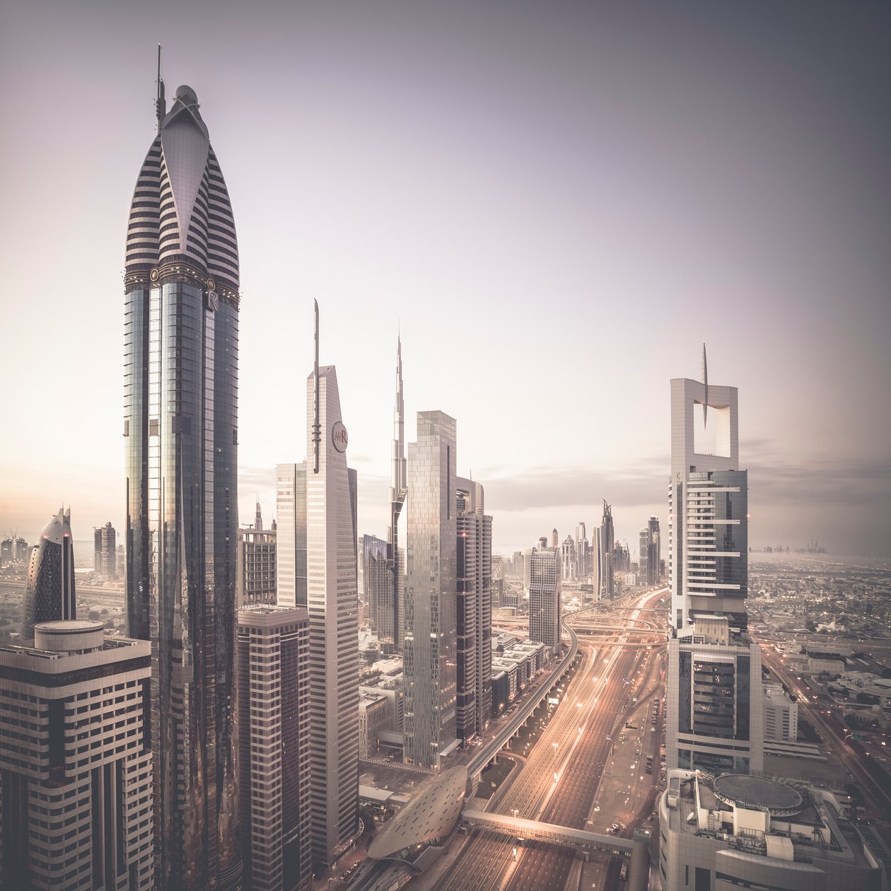 Sheikh Zayed Road, Dubai, De forente arabiske emirater, 2015 (bilde) av Leopold Blonder