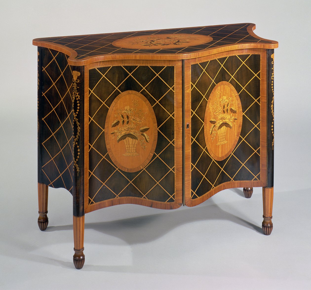 Sheraton harewood og intarsia serpentinkommode, ca. 1790 av Unbekannt