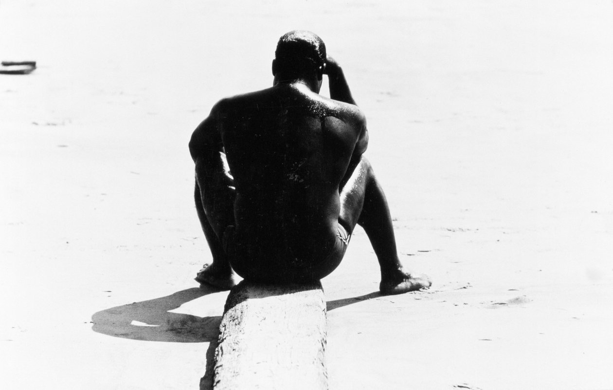 Sittende mann uten skjorte på Coney Island, uten tittel 32, ca. 1953-64 (s/hvitt-bilde) av Unbekannter Künstler