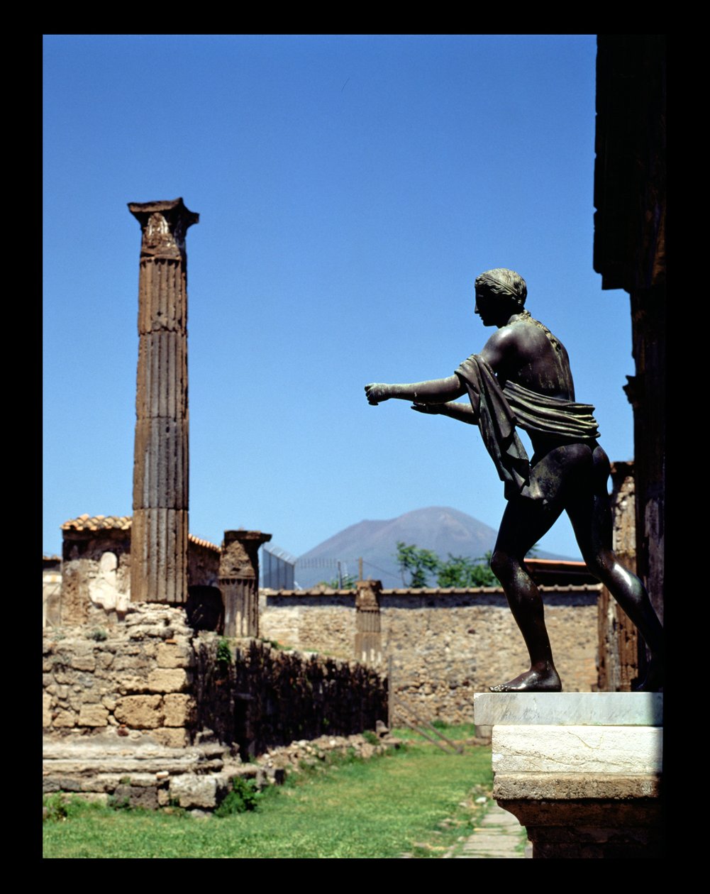 Statue av Apollo, fra Apollon-tempelet, med Vesuv i bakgrunnen (bilde) av Unbekannt