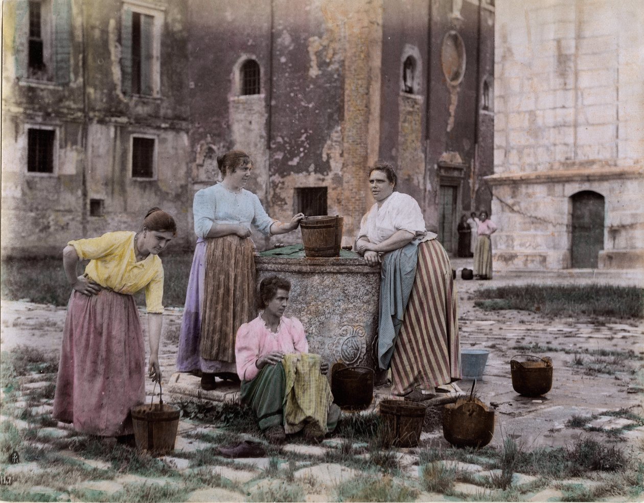Gatebilde på campo san Pietro i Castello-distriktet, kvinner møtes ved brønnen, Venezia. 1800-tallet Trykk på papp Dim. 25x19 cm av Unbekannt