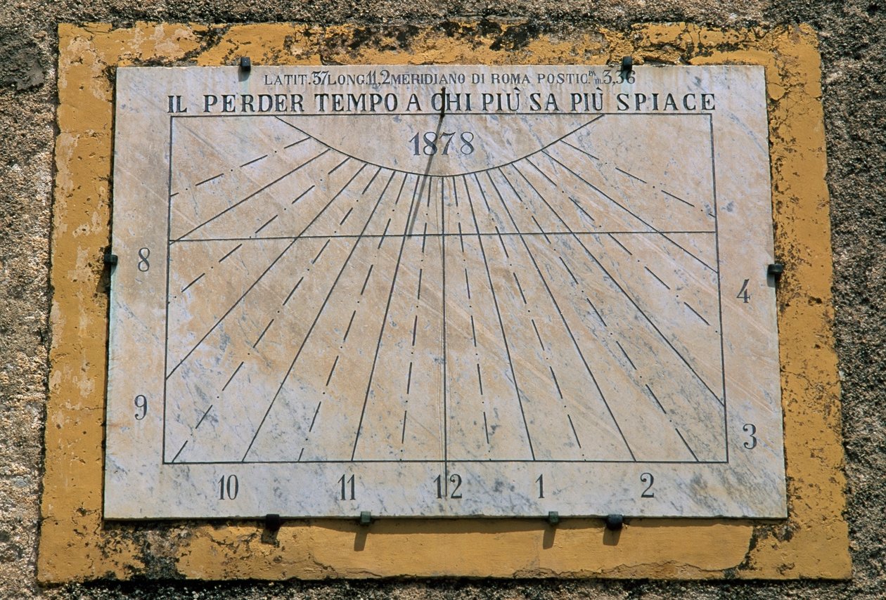Solur, sidevegg av kirken Maria Santissima Assunta, Palazzo Adriano, Sicilia, Italia av Benjamin Baud
