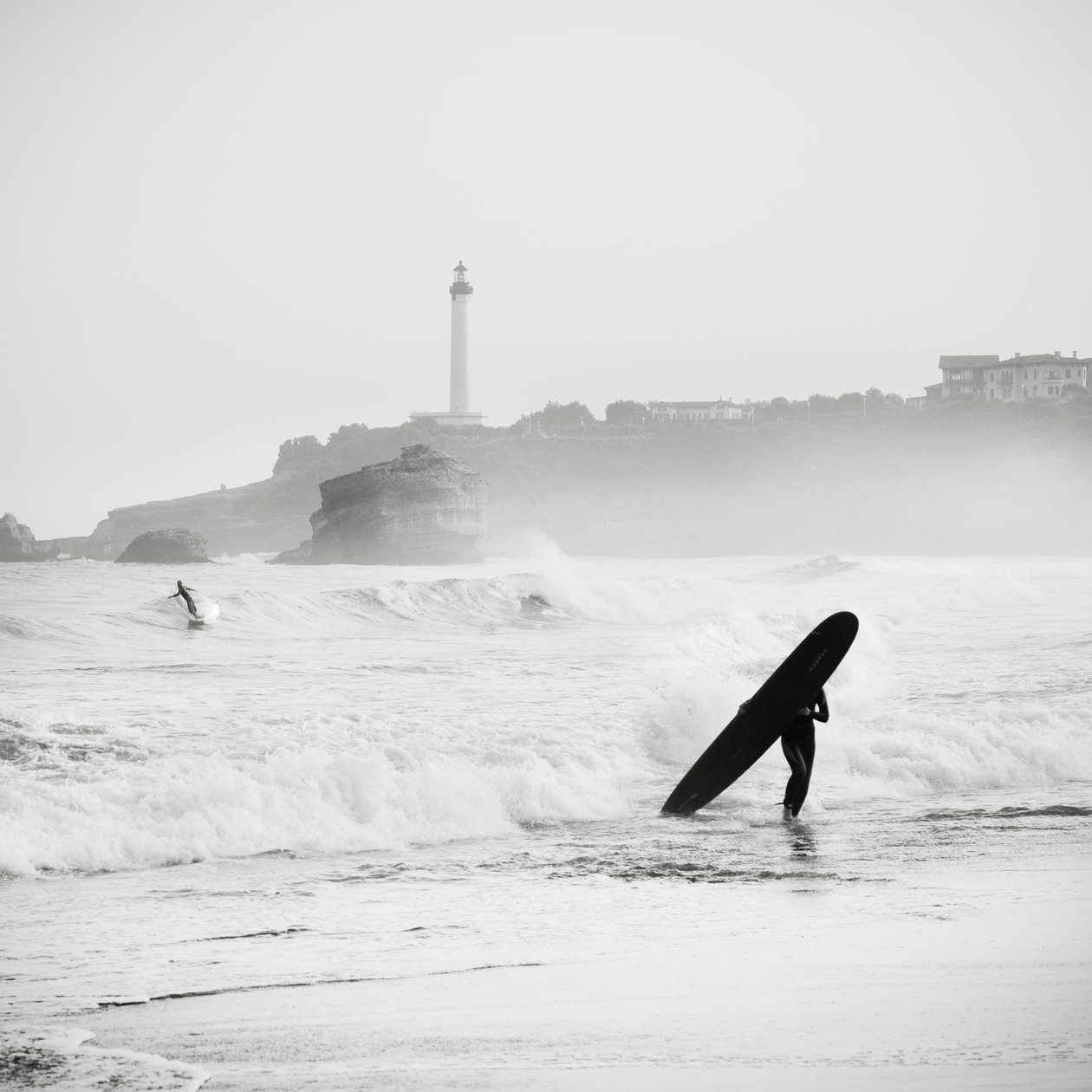 Surfing på Grand Plage, Frankrike, 2012 (s/hvitt-bilde) av Leopold Blonder