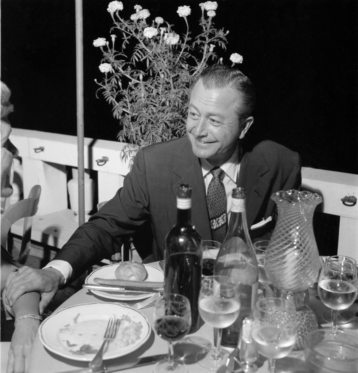 SKUESPILLEREN, REGISSØR ROBERT YOUNG VED VENICE LIDO - 1954 av Unbekannt