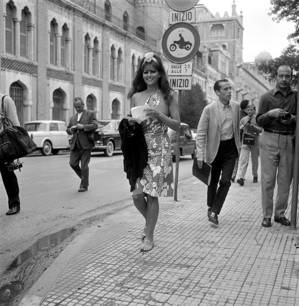 SKUESPILLEREN CLAUDIA CARDINALE PÅ DEN INTERNASJONALE FILMFESTIVALEN I VENICE LIDO - 1965 av Unbekannt