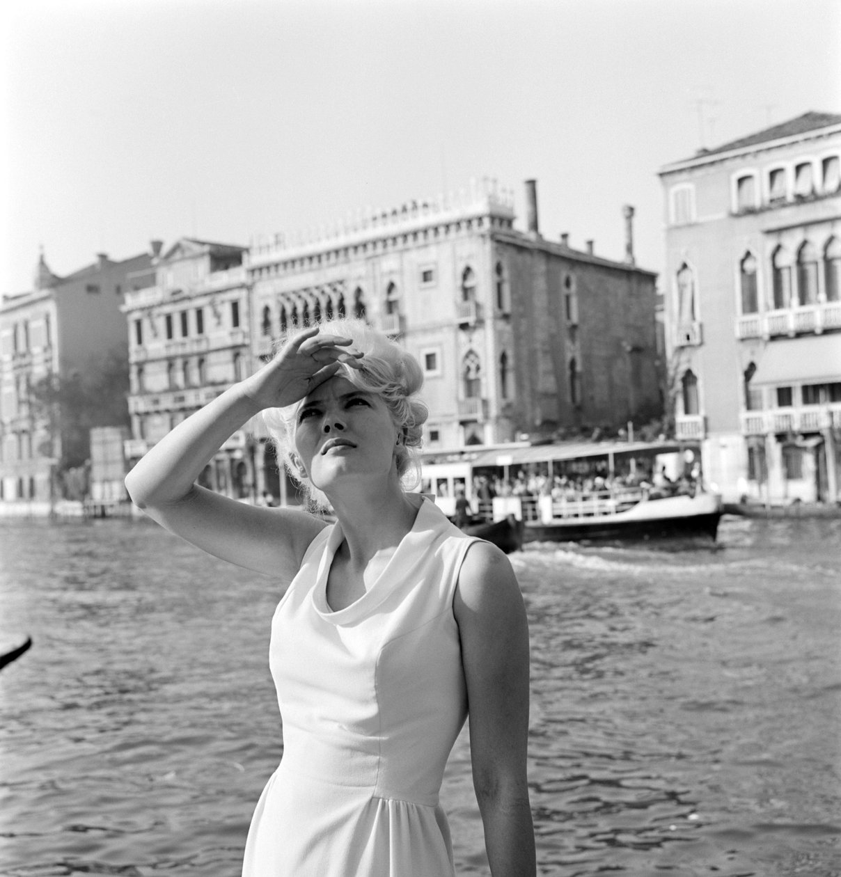 SKUESPILLEREN CORINNE MARCHAND - VENICE - 1963 av Unbekannt