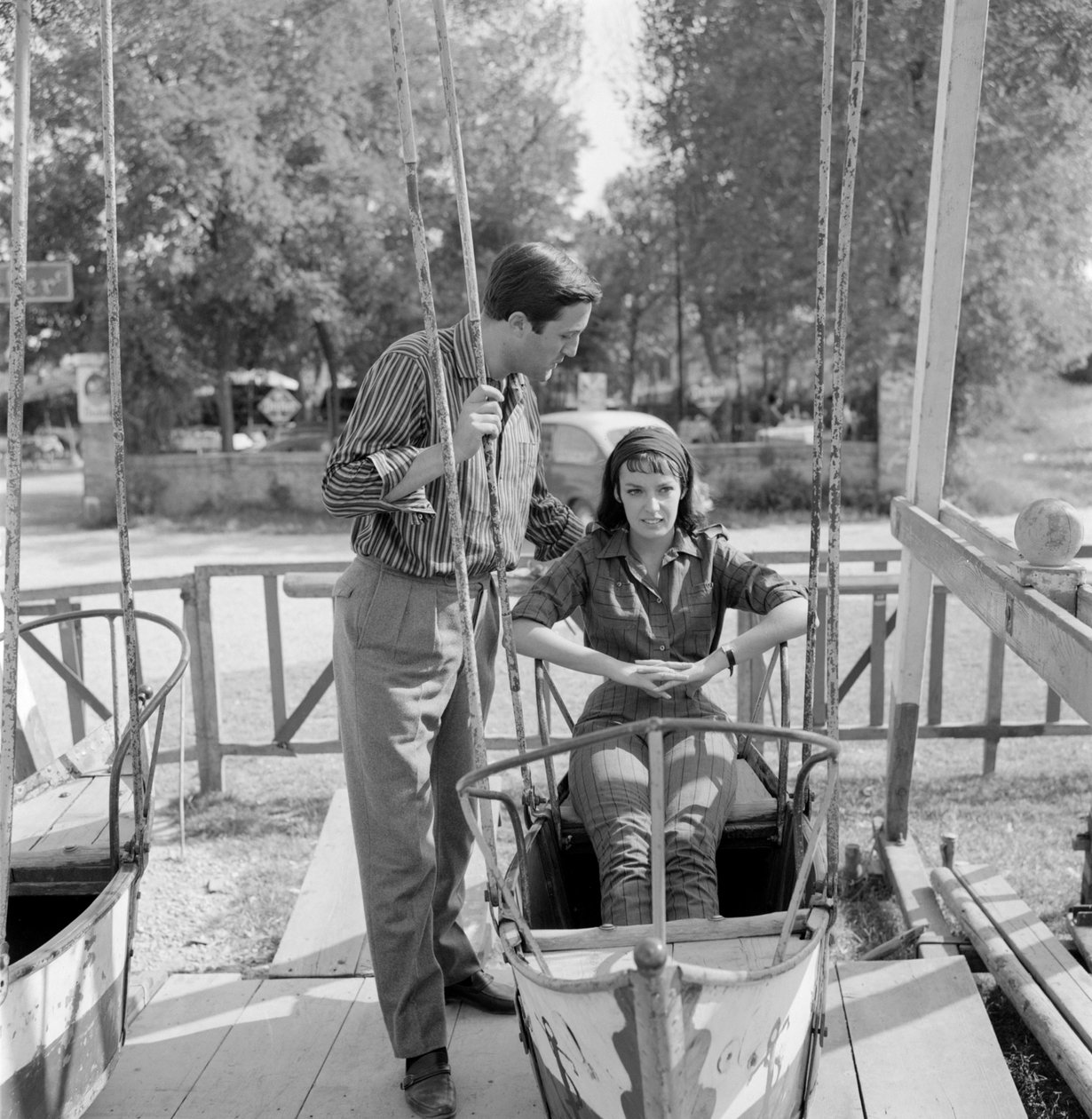 SKUESPILLEREN MARIE LAFORET MED SIN BOYDY REGISSØR JEAN GABRIEL ALBICOCCO PÅ VENICE LIDO - 1961 (på en huske) av Unbekannt