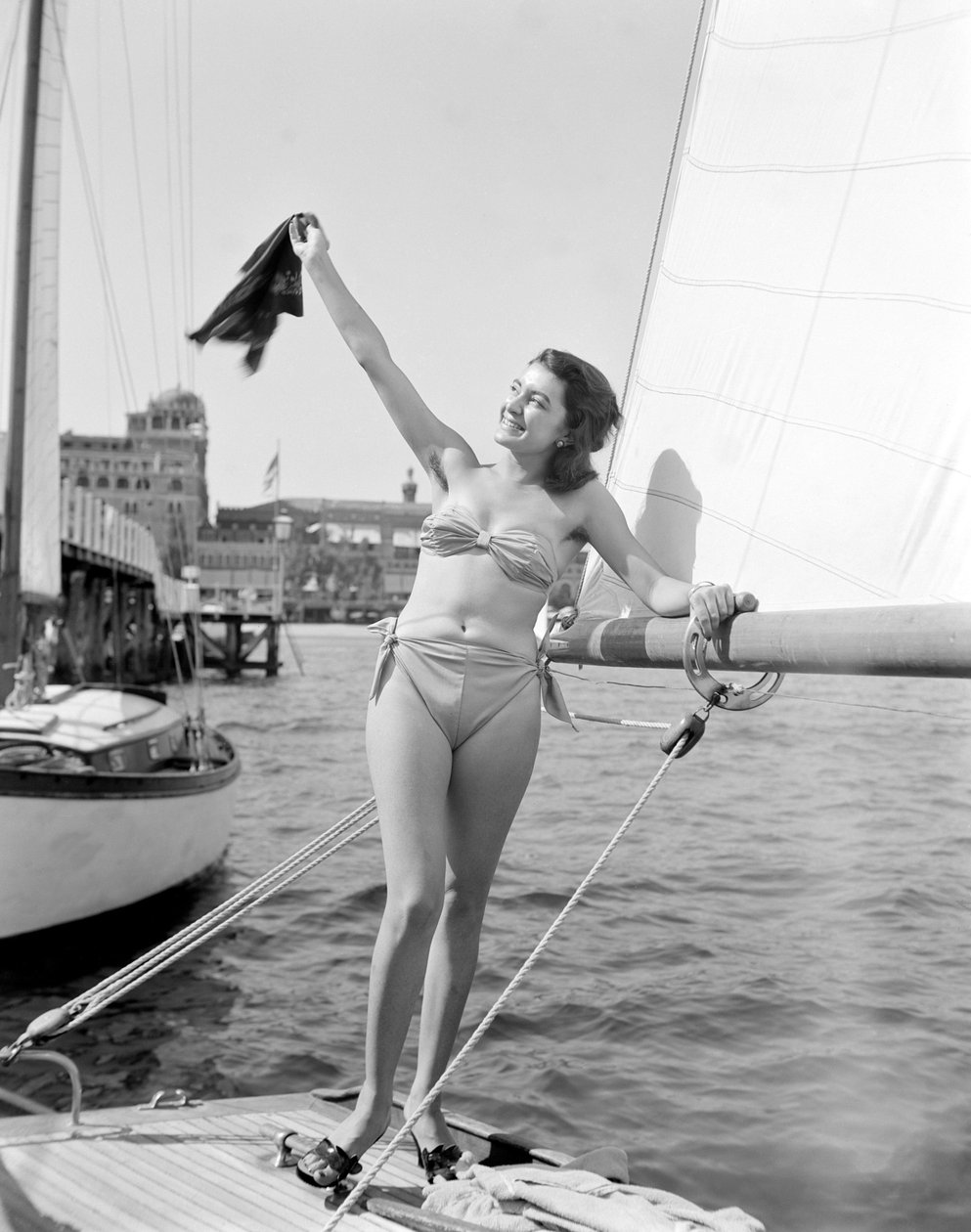 SKUESPILLEREN SANGHE GIANNA PÅ VENICE LIDO BEACH - 1951 av Unbekannt