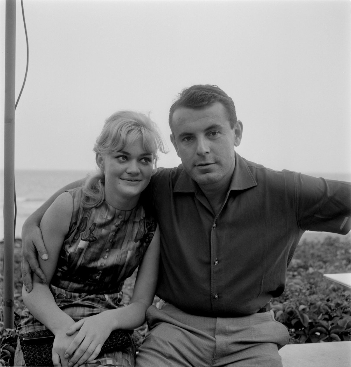 REGISSØREN MILOS FORMAN MED SKUESPILLEREN BRESCHOVA (Brejchova) VED VENICE LIDO - 1965 av Unbekannt