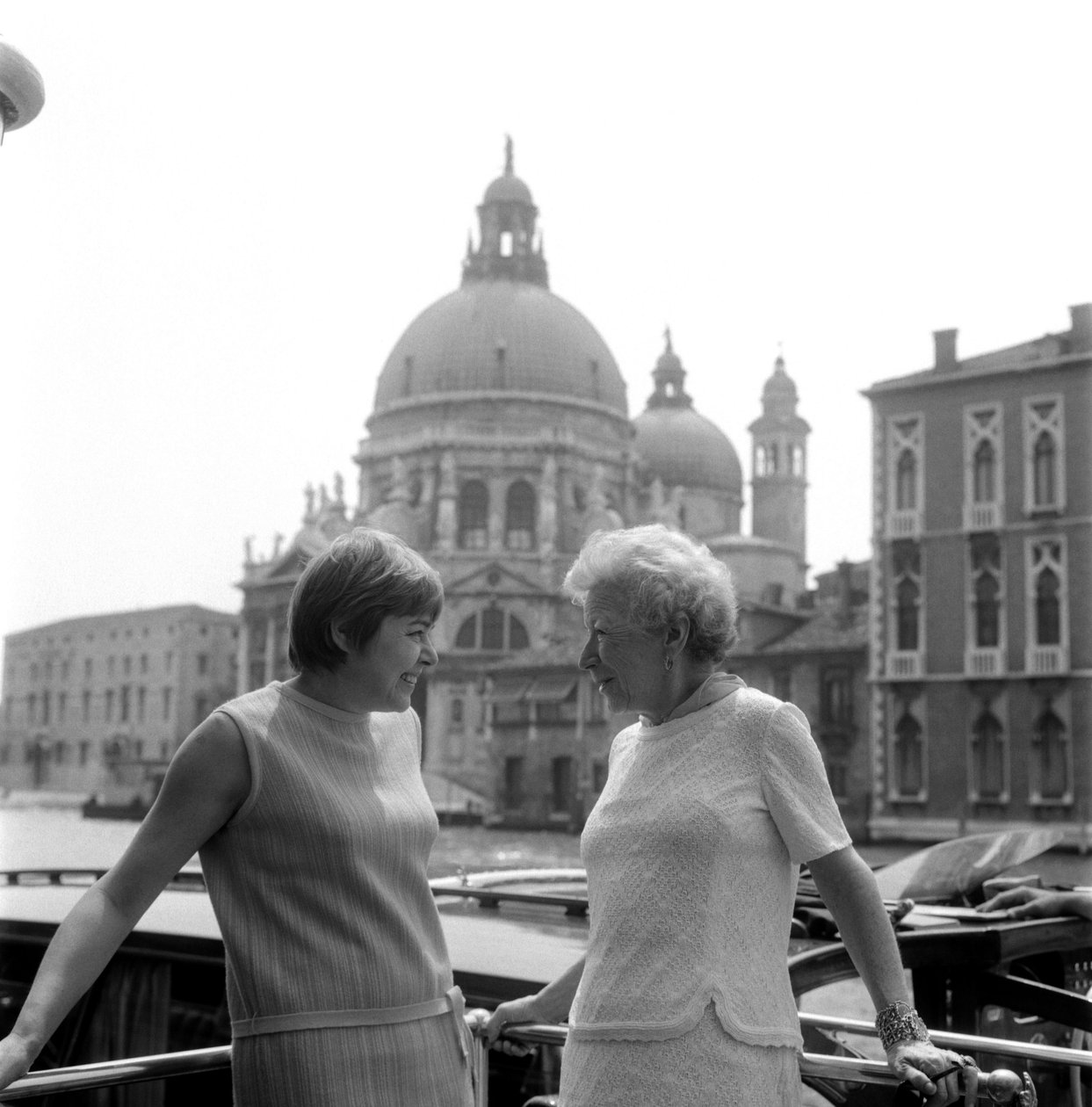 LITTERATURKRITIKEREN FERNANDA PIVANO MED MARY HEMINGWAY I VENICE - 1966 av Unbekannt