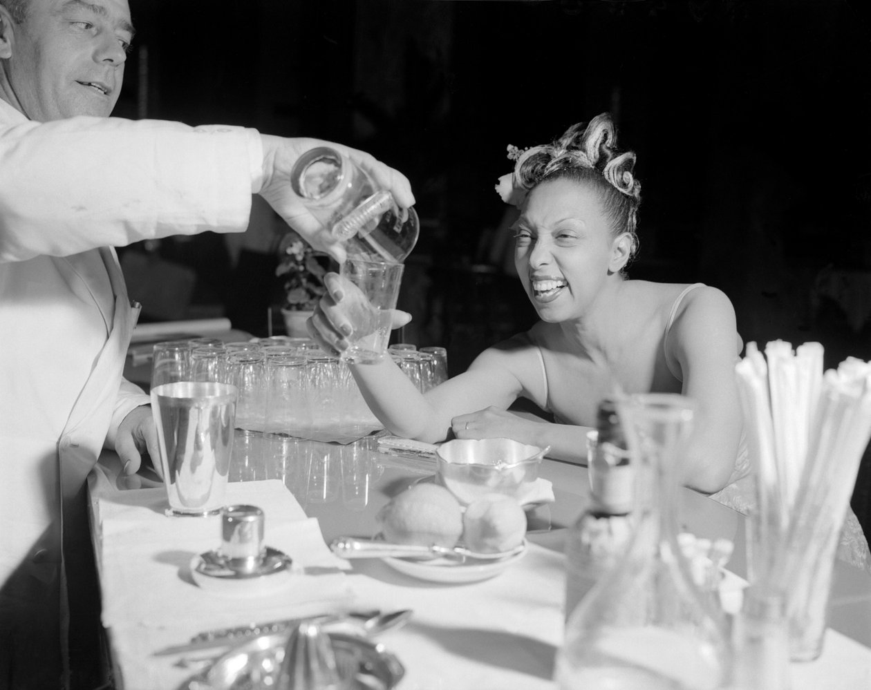 POPSSANGEREN OG DANSEREN JOSEPHINE BAKER PÅ DEN INTERNASJONALE FILMFESTIVALEN PÅ VENICE LIDO - 1948 av Unbekannt