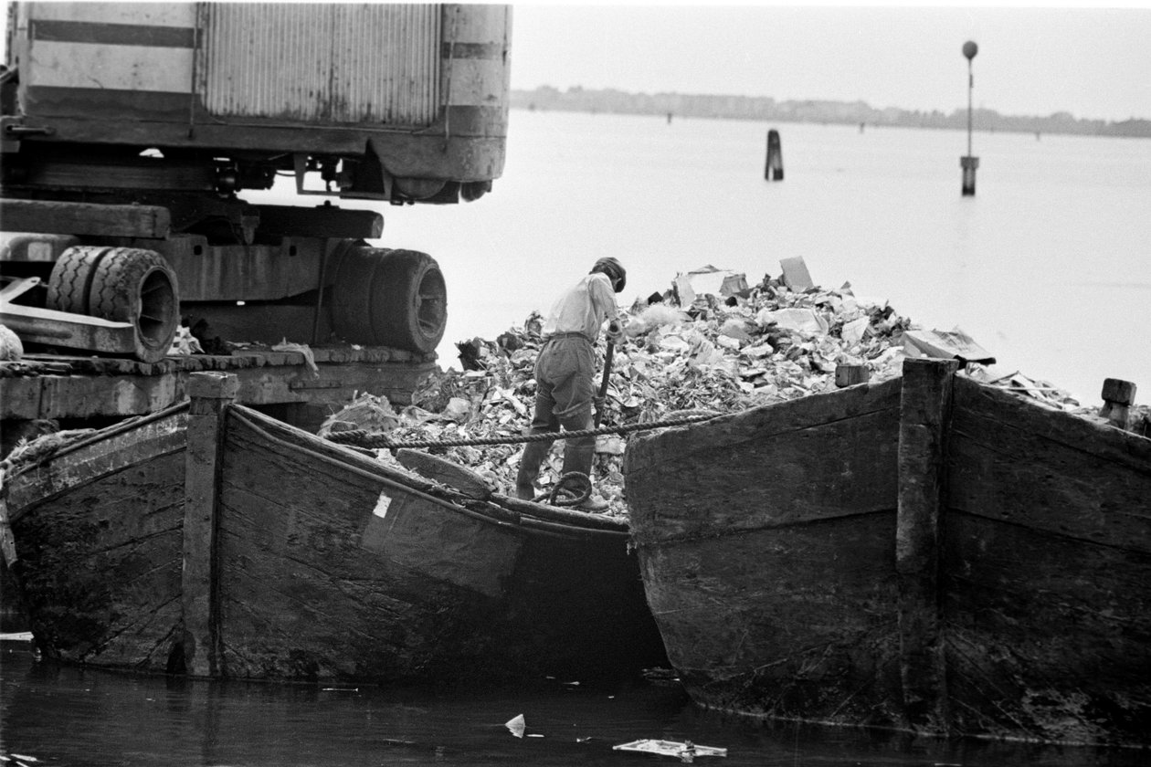 THE SACCA San BIAGIO I GIUDECCA (VENICE): øya i lagunen hvor søppelfyllingene i Venezia er samlet, innbyggere. 1965 av Unbekannt