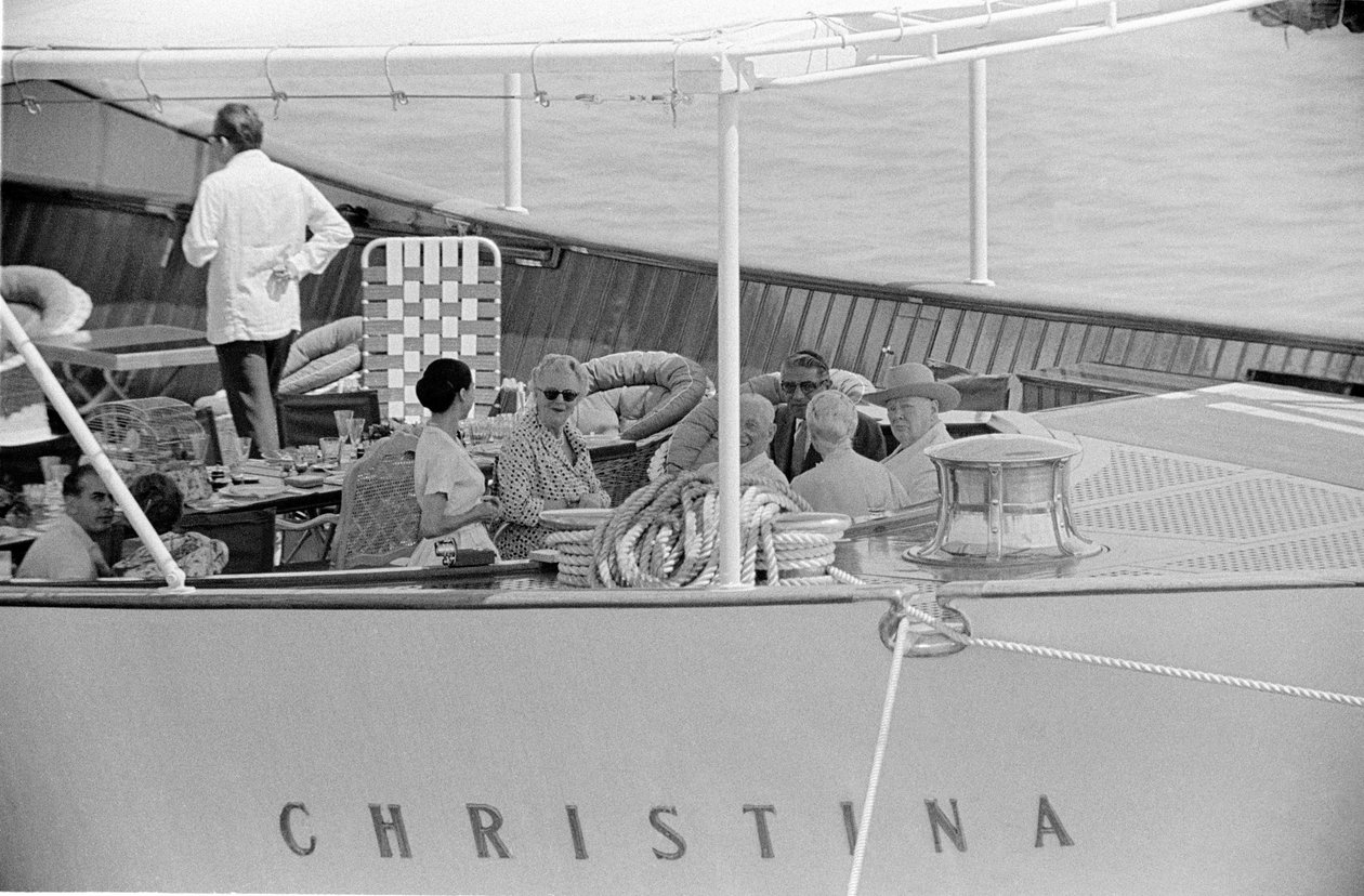 SKIPSBYGGEREN ARISTOTELIS (aristote) ONASSIS OG STATSMANNEN WINSTON CHURCHILL MED HANS KONE PÅ YACHTEN “” CHRISTINA “” I VENICE - 1960 av Unbekannt