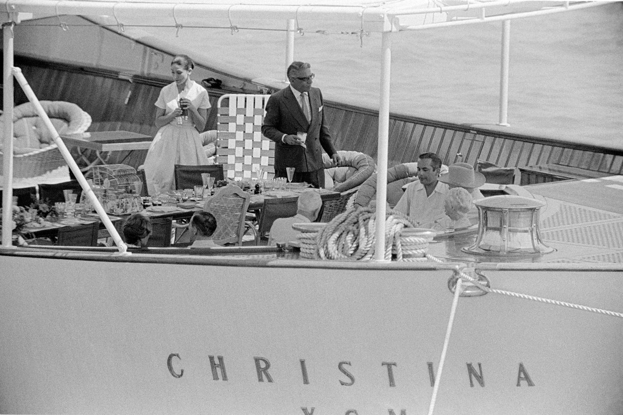 SKIPSBYGGEREN ARISTOTELIS (aristote) ONASSIS OG STATSMANNEN WINSTON CHURCHILL MED HANS KONE PÅ YACHTEN “” CHRISTINA “” I VENICE - 1960 av Unbekannt