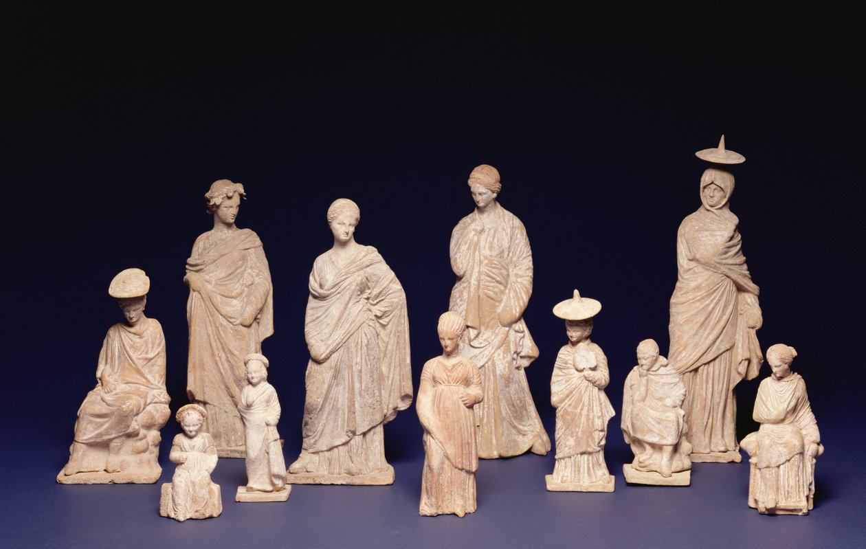 Tanagra Group: Stående og sittende figurer, loft, Lilleasia, 4. århundre f.Kr. (terrakotta) av Unbekannt