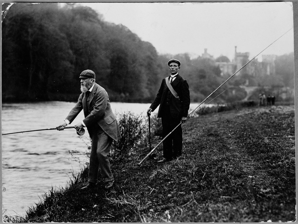 Den åttende hertugen av Devonshire fisker på Blackwater med Lismore Castle i bakgrunnen, ca. 1889 (s/hvitt-bilde) av William M. Timlin