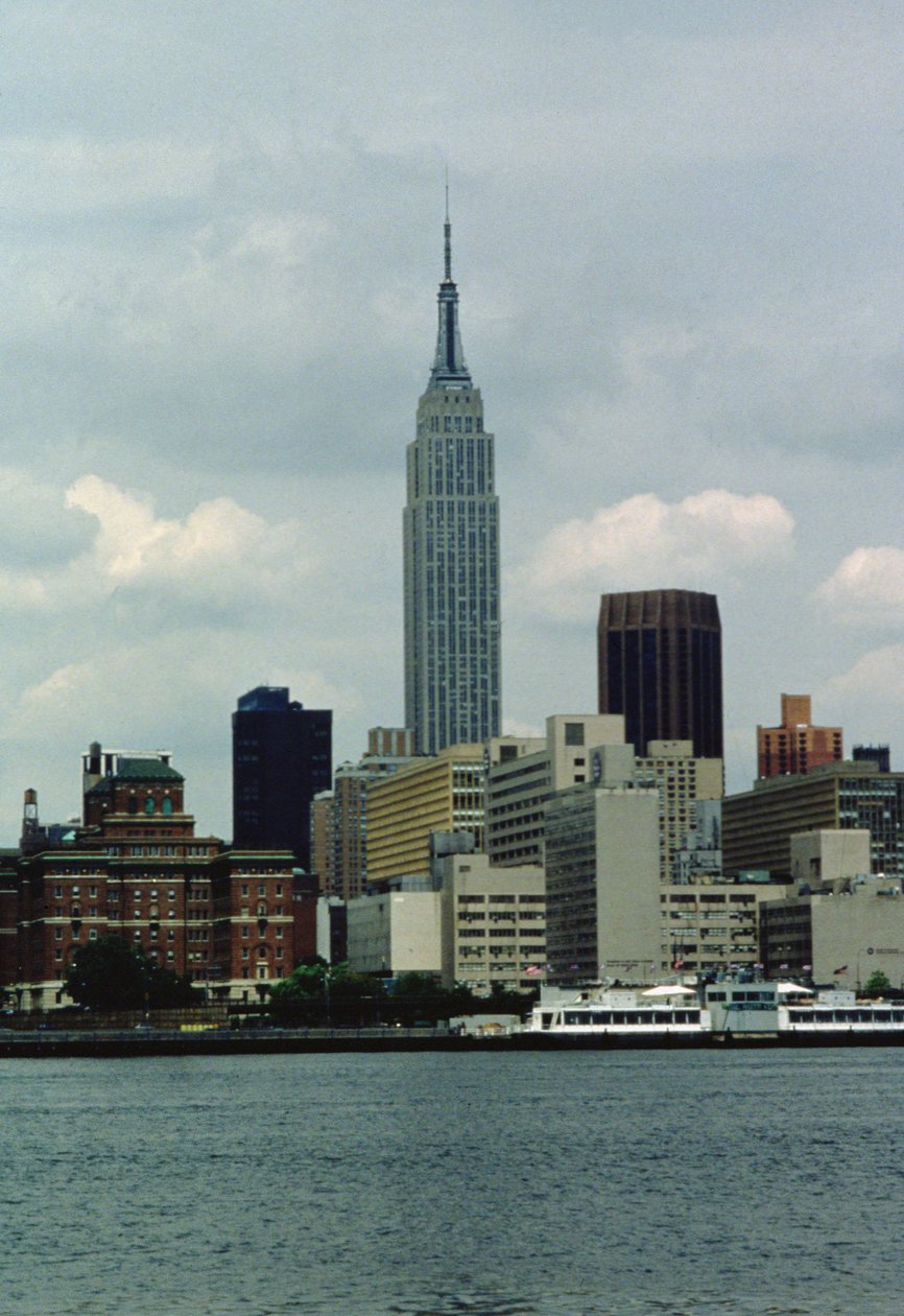 Empire State Building fra East River (bilde) av Unbekannt