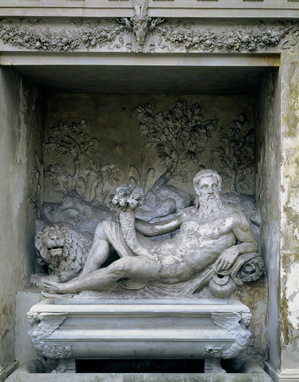 Nymphaeum, detalj av en statue av en elvegud i en nisje som holder et overflødighetshorn, designet av Giacomo Vignola (1507-75) og Bartolomeo Ammannati (1511-92) 1551-55 (stein) av Unbekannt