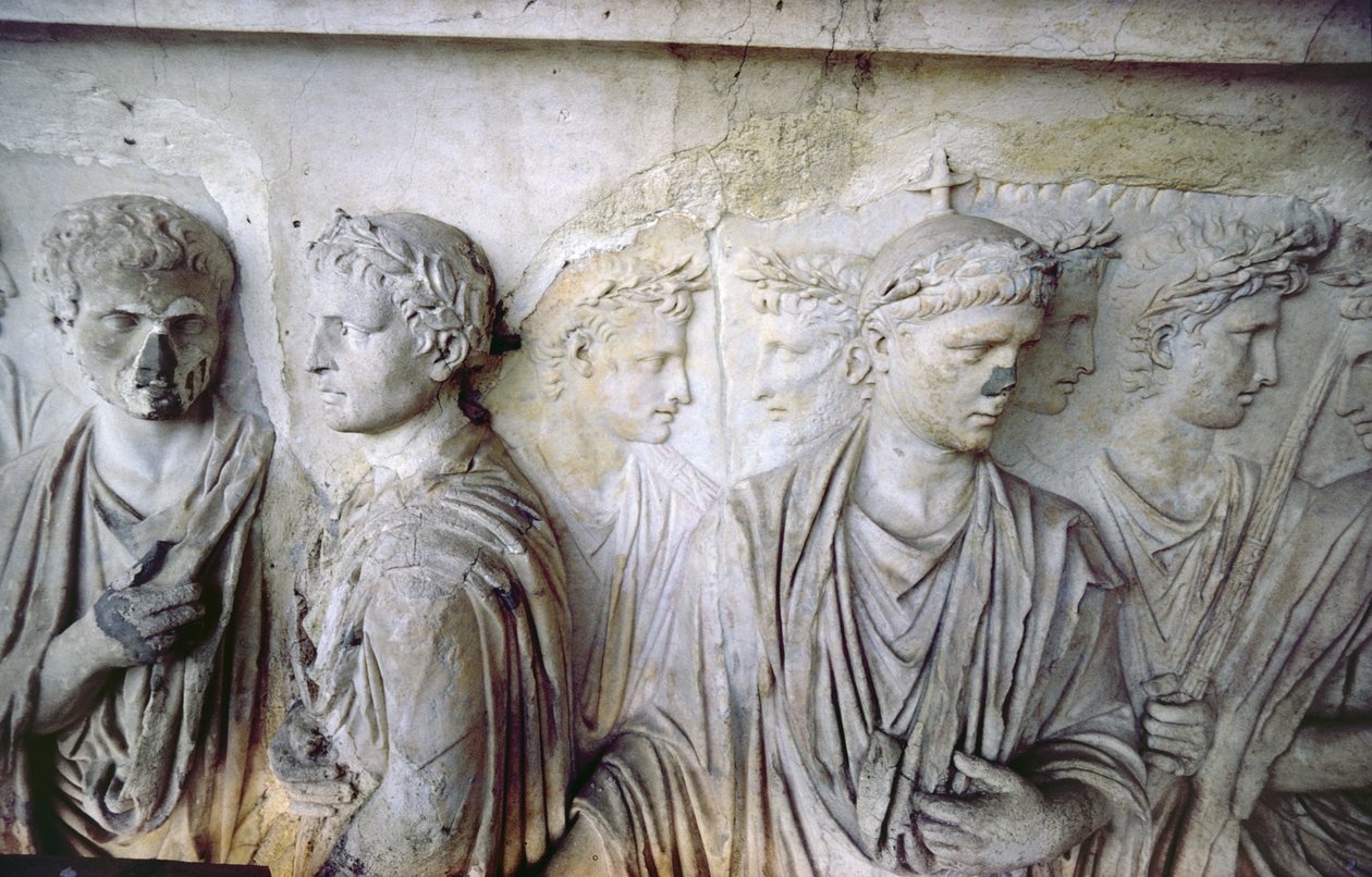 Den bakre fasaden, detalj av antikk relieffdekorasjon (noen stykker fra Ara Pacis av Augustus) som viser en gruppe romerske borgere (stein) av Unbekannt