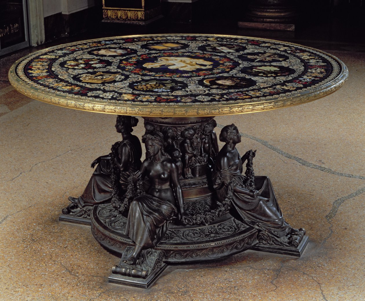 The Table of the Muses, bestående av en sirkulær bordplate av pietra dura støttet av en bronsetromme med fire bronsemuser, florentinsk av Unbekannt