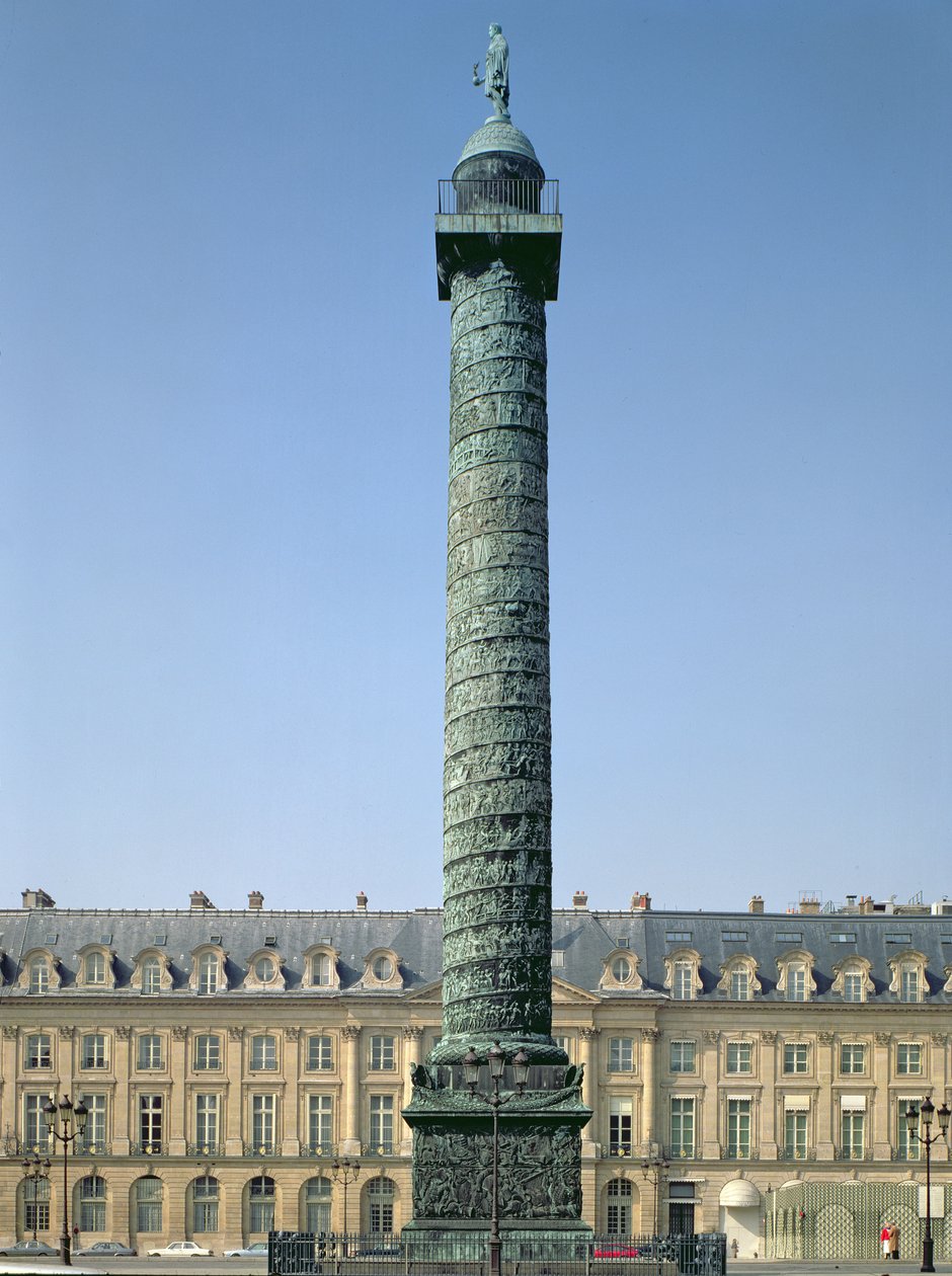 Vendome-søylen, med basrelieffer som registrerer Napoleonske kampanjer fra 1805-06, overvunnet av figuren av Napoleon som holder en bevinget seier av Unbekannt