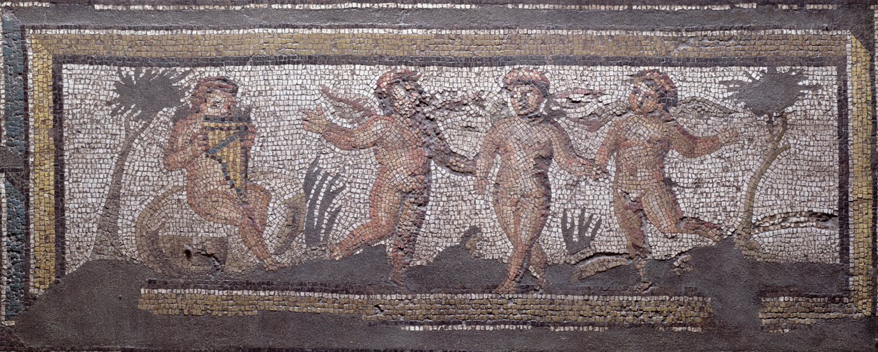 Tre dansende putti akkompagnert av en som spiller pannerørene, kantdetaljer fra et mosaikkfortau som viser årstidene og jaktscener fra den konstantinske villaen i Daphne, Roman, ca. 325-330 e.Kr. (marmor, kalkstein og glassmosaikk) av Unbekannt
