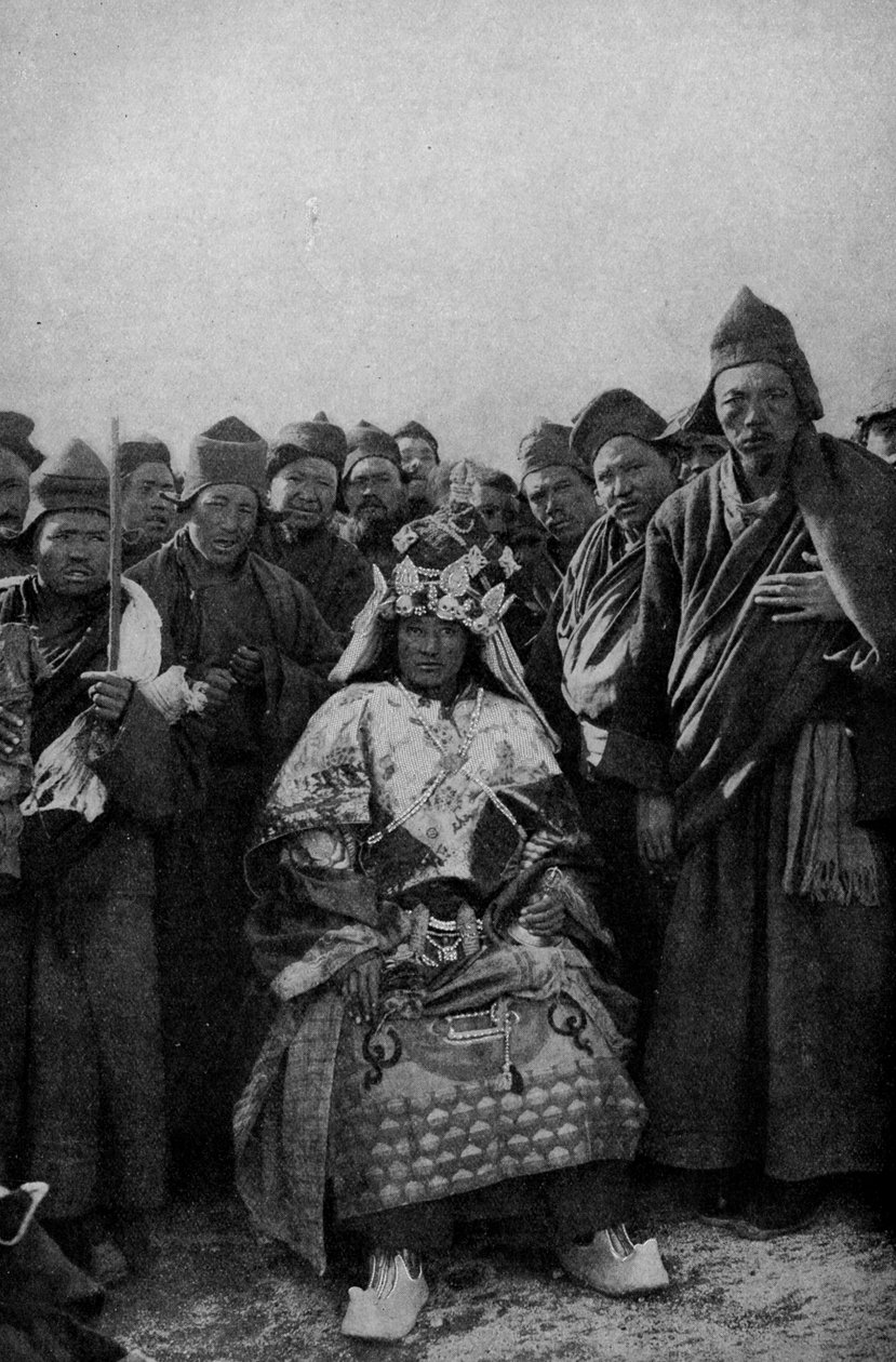 Tibet. Tryllekunstner i full kjole og et beundrende band av munker. 1920 av Unbekannt