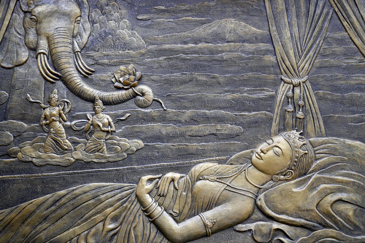 Tinh Xa Ngoc Chau buddhisttempel, The Life of the Buddha, Siddhartha Gautama, Buddhas mor Maya drømmer om at den hvite elefanten kommer inn i livmoren hennes, Chau Doc, Vietnam, 2018 (bilde) av Unbekannt