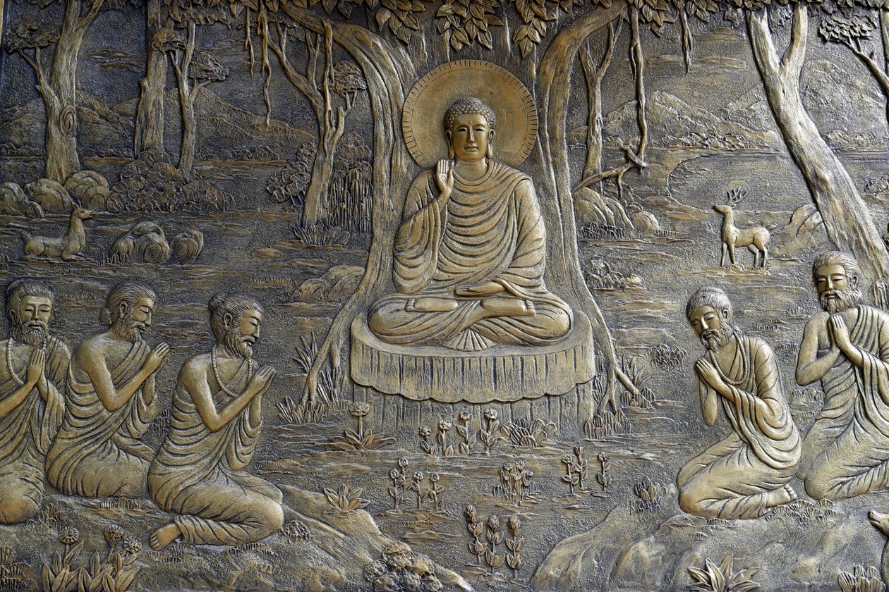 Tinh Xa Ngoc Chau buddhisttempel, The Life of the Buddha, Siddhartha Gautama, Buddha forkynte sin første preken til de fem munkene i Deer Park i Varanasi, Chau Doc, Vietnam, 2018 (bilde) av Unbekannt