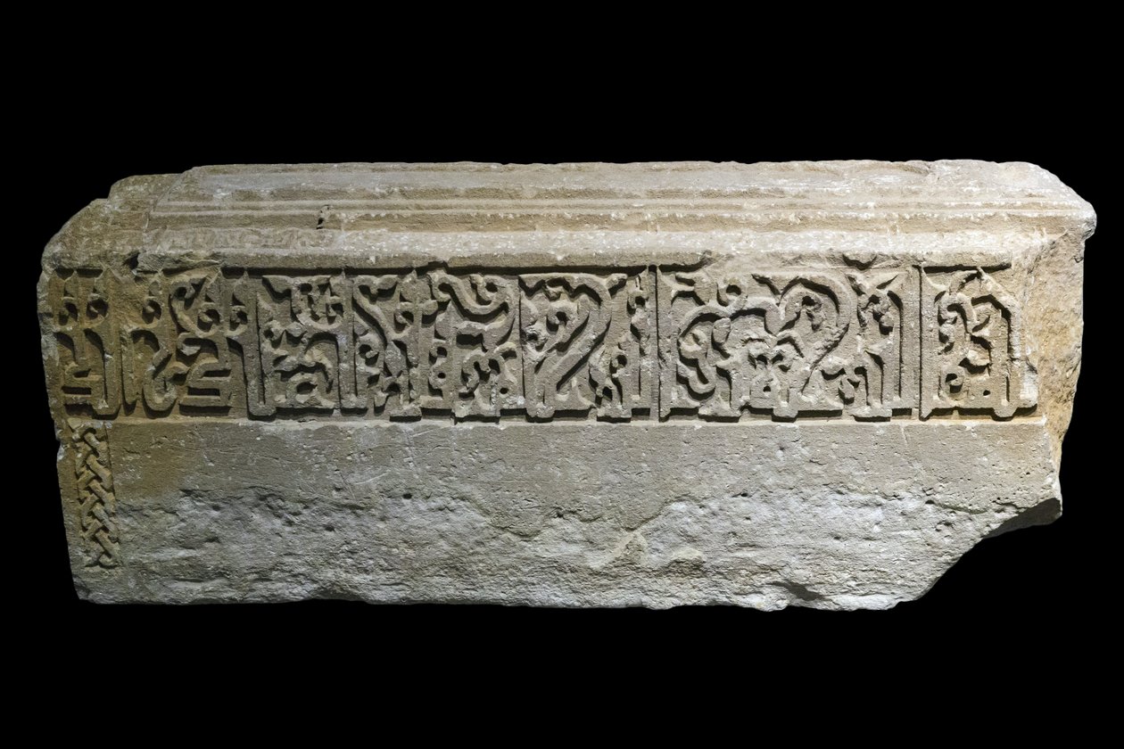 Gravmarkør. Iran, Siraf, 527 H./1133. Utskåret stein. Musée du Louvre av William M. Timlin