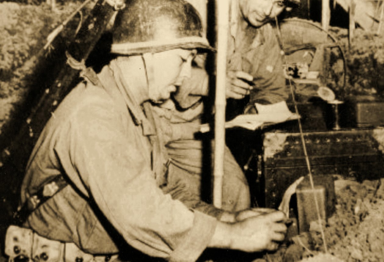 Tropper ved Communications Post, Camp Claiborne, Louisiana, 1943 (sepia-bilde) av Bartolome Esteban and studio Murillo