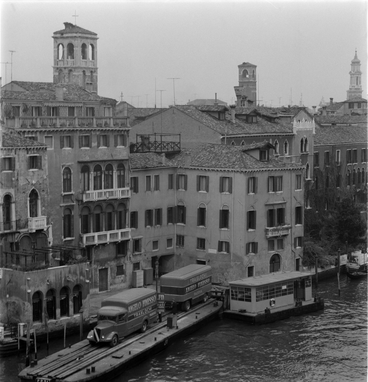 Lastebiler på Canal Grande i Venezia 1960 av Unbekannt